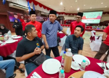 AHMAD Jazlan Yaakub (tengah) beramah mesra dengan pengamal media semasa Majlis Berbuka Puasa Bersama Ketua-ketua Bahagian UMNO Kelantan di Kota Bharu, Kelantan hari ini-UTUSAN/YATIMIN ABDULLAH.
