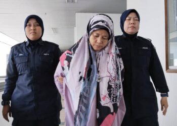 TERTUDUH mengaku bersalah di Mahkamah Sesyen, Ayer Keroh, Melaka atas pertuduhan mengabaikan seorang kanak-kanak lelaki sehingga menyebabkan kecederaan fizikal. - UTUSAN/MUHAMMAD SHAHIZAM TAZALI