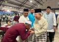 TENGKU Razaleigh Hamzah (kanan) bersalaman dengan ahli UMNO ketika menghadiri Majlis Berbuka Puasa UMNO Bahagian Gua Musang di  Bukit Cekati di Gua Musang, Kelantan semalam. UTUSAN/AIMUNI TUAN LAH