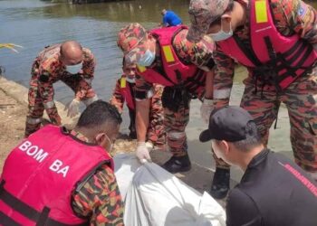 MAYAT lelaki yang ditemukan lemas berjaya dibawa naik ke darat oleh pasukan bomba di sungai Kampung Baru Nelayan, Tumpat, Kelantan hari ini.