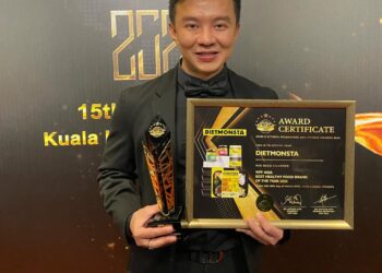 PENGARAH Dietmonsta, Chai Kah Fei mewakili syarikat menerima anugerah Jenama Makanan Sihat Terbaik Asia.