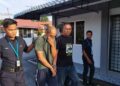 KEDUA-dua tertuduh dibawa ke Mahkamah Majistret Port Dickson hari ini bagi didakwa atas pertuduhan menyamar sebagai pegawai polis di Taman PD Utama, Port Dickson, minggu lalu.