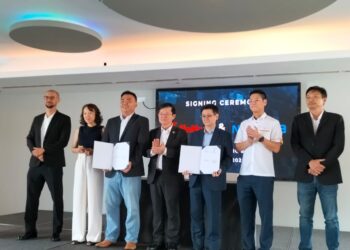 CHOW Kon Yeow (tengah) ketika menghadiri majlis menandatangani perjanjian antara syarikat Finhero dan NTT Data Corp of Japan dalam satu majlis di Tanjung Bungah, Pulau Pinang.