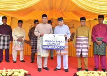 SULTAN Selangor, Sultan Sharafuddin Idris Shah Alhaj mencemar duli mewakili Lembaga Zakat Selangor menerima serahan zakat perniagaan daripada Pengerusi Eksekutif Pintas Utama, Tan Sri Ir. Zainudin Karjan