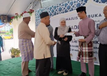 FADHLINA Sidek (tengah) ketika hadir pada Majlis Berbuka Puasa di Masjid Daerah Seberang Perai Selatan (SPS), Nibong Tebal, Pulau Pinang