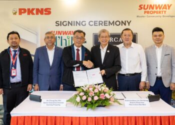 (Dari kiri) Pengurus Besar Kanan Sunway Property untuk Pengurusan Projek Adly Sham, Lembaga Pengarah Hartanah PKNS (PREC) Tuan Haji Idris bin Ishak (PKNS), Ketua Pegawai Eksekutif Sunway Property Chong Sau Min, Timbalan Pengerusi Macrovalue Sdn Bhd Datuk Andrew Lim Tatt Keong, GCH Retail Sdn Bhd Pengarah Datuk Gary Yap, dan Ketua Harta dan Pajakan GCH Retail Sdn Bhd Jerry Pan pada majlis menandatangani perjanjian Sunway dan GCH Retail.