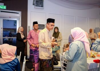 MOHD. NAZRI Jamiran menyampaikan duit raya kepada seramai 50 anak asnaf RKTAA dalam Majlis Sinar Ramadan UDA 2024 di Morten Walk, Kampung Morten, Melaka. - UTUSAN/SYAFEEQ AHMAD