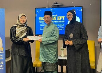 MUSTAPHA Sakmud (tengah) bersama Rektor UiTM Sabah, Prof. Madya Dr. Rozita @ Uji Mohammed (kanan) semasa menyampaikan sumbangan kepada salah seorang pelajar di Kota Kinabalu semalam.