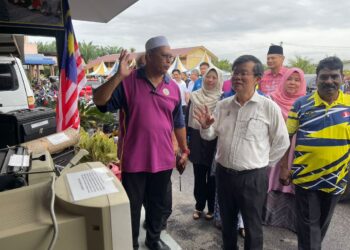 CHOW Kon Yeow melawat ruang pameran Masjid Jamek Pokok Machang semasa menghadiri Program Memasak Bubur Lambuk di Tasek Gelugor, Pulau Pinang.-UTUSAN/SITI NUR MAS ERAH AMRAN