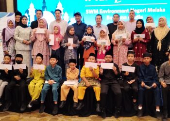 Pihak pengurusan SWM Environment bersama 20 pelajar SRA JAIM Merlimau Pasir pada majlis Iftar Ramadan SWM Environment Bersama Media di sebuah hotel di Banda Hilir, Melaka. UTUSAN/AMRAN MULUP