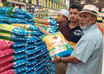SYED Abu Hussin Hafiz Syed Abdul Fasal (kanan) ketika meninjau keberadaan beras putih tempatan di sebuah pasar raya di Bukit Mertajam, Pulau Pinang