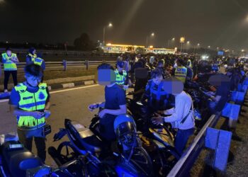 SEBAHAGIAN daripada motosikal yang diperiksa dalam Op Samseng Jalanan di Kilometer (KM) 131, Lebuh Raya Utara-Selatan arah utara berhampiran Sama Gagah, Permatang Pauh, Pulau Pinang.