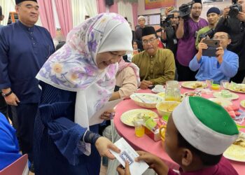 FADHLINA Sidek menyerahkan duit raya kepada pelajar SMK Sungai Acheh sempena Program Jaulah Ramadan di Nibong Tebal, Pulau Pinang malam ini.-UTUSAN/SITI NUR MAS ERAH AMRAN