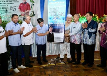 EWON Benedick (empat dari kiri) bersama Philip Benedict Lasimbang (tiga dari kirir) dan Pengurus Besar YBR, Syaiful Rizal Abdul Ghani (dua dari kiri) ketika Majlis Penyerahan Sumbangan Sekolah-sekolah di Kedamaian, Sabah.