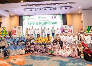 PIHAK pengurusan Yayasan Tropicana dan TGCR bergambar bersama kanak-kanak dari empat buah rumah anak yatim selepas majlis berbuka puasa di TGCR, Petaling Jaya, semalam.