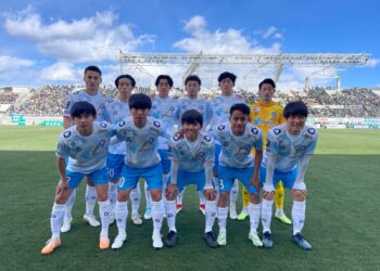 LUQMAN Hakim Shamsudin (dua dari kiri depan) membarisi kesebelasan utama  YSCC Yokohama pada aksi sulungnya di saingan Liga Jepun Tiga (J3) menentang Matsumoto FC di Stadium Matsumoto sebentar tadi.-IHSAN X YSCC Yokohama