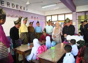 SEKOLAH Tengku Budriah (STB) mengambil pendekatan cukup unik dengan menjemput bekas-bekas guru besar sekolah dari tahun 1990-an bagi menyambut kedatangan murid-murid sempena hari pertama sesi persekolahan di STB, Arau, Perlis semalam.- UTUSAN/IZLIZAN OTHMAN