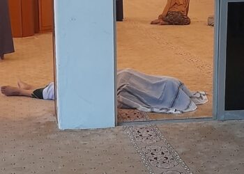 SEORANG pesara kerajaan ditemui meninggal dunia sewaktu mendengar kuliah Subuh dalam kejadian yang berlaku di Masjid Negeri, Arau, Perlis. -UTUSAN