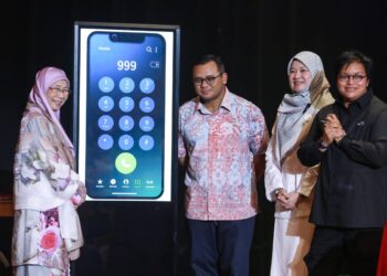 AZALINA Othman Said (duduk, kiri) dan Fadhlina Sidek  (duduk, kanan) menandatangani Nota Kerjasama di antara pihak Jabatan Perdana Menteri (JPM) dengan Kementerian Pendidikan Malaysia (KPM) yang disaksikan isteri Perdana Menteri, Datuk Seri Dr. Wan Azizah Ismail (belakang, kiri) dan Menteri Besar Selangor, Datuk Seri Amirudin Shari di Bangunan Sultan Salahuddin Abdul Aziz Shah, Shah Alam, Selangor hari ini-FOTO/ AFIQ RAZALI