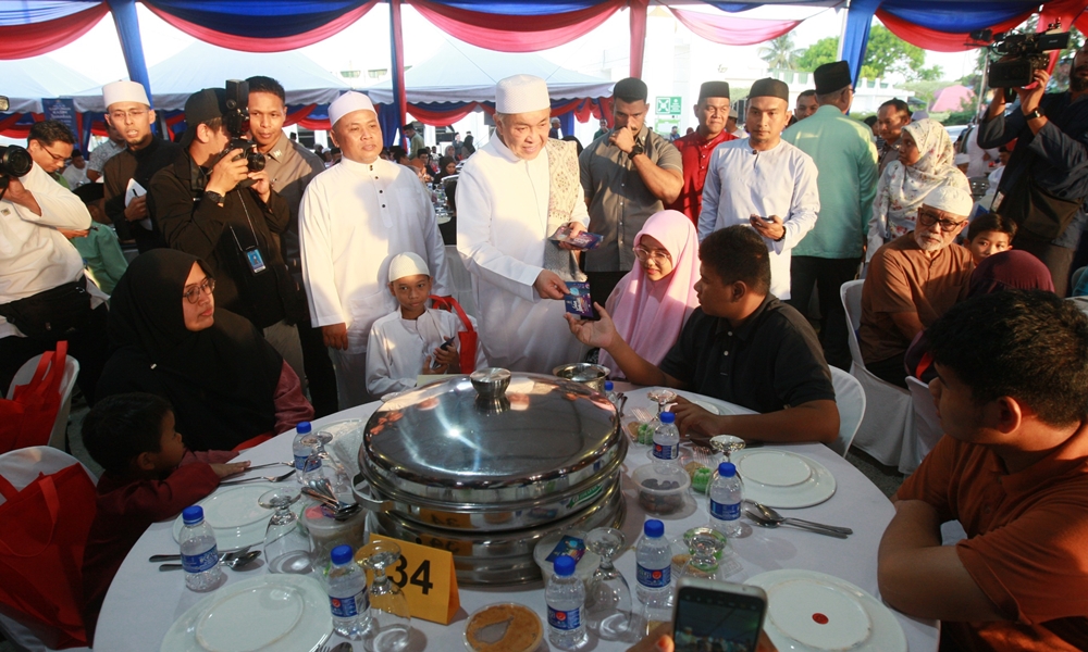 Zahid bidas pihak label UMNO ‘biawak hidup’