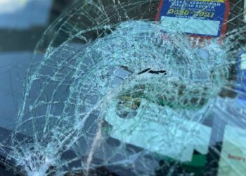 KEADAAN cermin hadapan kenderaan milik Gan Ay Ling pecah akibat dibaling bata dalam kejadian di rumahnya sekitar Kangar, Perlis, pada awal pagi tadi. -UTUSAN/ASYRAF MUHAMMAD