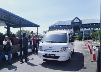 VAN polis yang membawa suspek kes tertembak anggota polis keluar dari kawasan Mahkamah Sungai Petani selepas selesai proses reman.