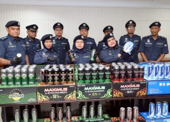 NORLELA menunjukkan barangan yang dirampas daripada sindiket itu.
