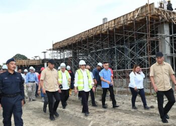 ABANG Johari Tun Openg melakukan lawatan kerjanya ke tapak Projek Pembinaan dan Penyiapan Kompleks Pentadbiran Bersepadu (IAC) Limbang, Sarawak petang semalam.
