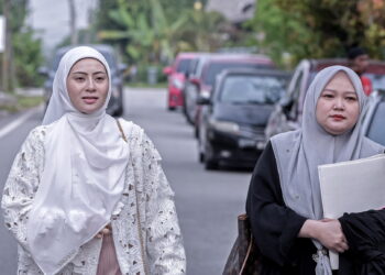 ADIRA Suhaimi (kiri) bersama peguamnya, Nor Saidah Zakaria ketika hadir di Mahkamah Rendah Syariah Gombak Barat di Rawang bagi urusan perceraiannya, semalam. – UTUSAN/M FIRDAUS M JOHARI