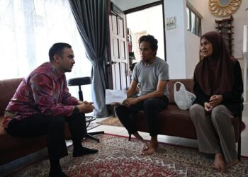 ALI menerima sumbangan daripada Perdana Menteri yang diwakili Farhan Fauzi. - FACEBOOK/ANWAR IBRAHIM