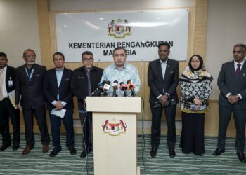 ANTHONY Loke pada sidang akhbar di Putrajaya. - UTUSAN/FAISOL MUSTAFA