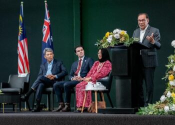 ANWAR IBRAHIM berucap merasmikan Kompleks Sukan Al-Taqwa di Kolej Al-Taqwa di Melbourne, Australia.- GAMBAR/FACEBOOK ANWAR IBRAHIM