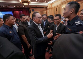 ANWAR Ibrahim bersalaman dengan warga JPM selepas Perjumpaan Bersama Warga Jabatan Perdana Menteri Bagi Bulan Mac 2024 di Putrajaya. - UTUSAN/FAISOL MUSTAFA
