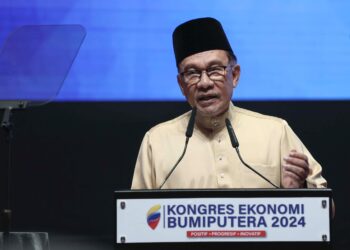 ANWAR Ibrahim ketika berucap pada majlis penutup KEB 2024 di Putrajaya. - UTUSAN/AMIR KHALID