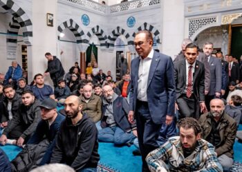 ANWAR Ibrahim bertemu dan mengadakan perbincangan dengan komuniti Islam di Masjid Sehitlik, Berlin, Jerman yang turut disertai Ahmet Basar Sen dan delegasi Malaysia. – PEJABAT PERDANA MENTERI