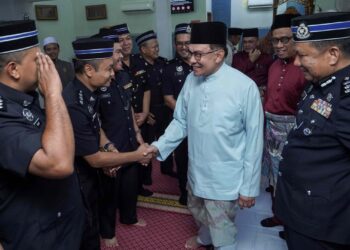 ANWAR Ibrahim bersalaman dengan anggota polis selepas menunaikan solat jumaat di Surau Amaniah Ibu pejabat Polis Daerah Putrajaya, semalam. – UTUSAN/FAISOL MUSTAFA