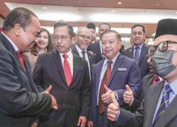 AZMAN Adnan (dua dari kiri) beramah mesra dengan pengurusan tertinggi Kementerian Pendidikan selepas menyampaikan amanat sempena pembukaan sesi persekolahan 2024/2025 di Putrajaya, semalam.  – UTUSAN/FAISOL MUSTAFA