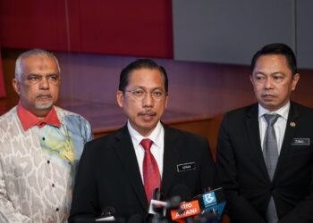 AZMAN ADNAN ketika sidang akhbar di Putrajaya. - UTUSAN/FAISOL MUSTAFA