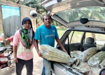 ROSLAN Sapar menunjukkan tebu yang telah dipotong untuk dijual di rumahnya di Kampung  Pak Khalid, Pekan Nanas, Pontian.