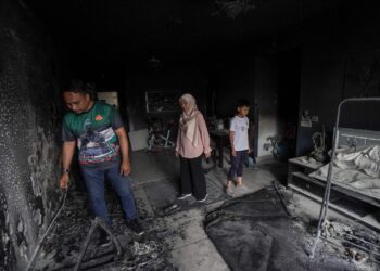ZUL Izmal Mohd Bakir melihat keadaan rumahnya yang hangus terbakar di Perumahan Penjawat Awam Malaysia (PPAM) Selasih, Presint 17, Putrajaya. - UTUSAN/FAISOL MUSTAFA