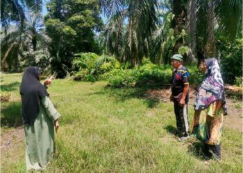 HABSAH Azir (kiri) menunjukkan kawasan bapanya hilang secara misteri 20 tahun lalu di Sungai Pulai  di Pasir Salak. – UTUSAN/AIN SAFRE BIDIN