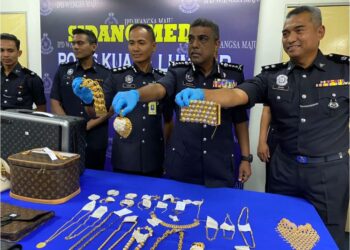 Allaudeen Abdul Majid (dua, kanan) menunjukkan sebahagian barang kemas serta peti besi dianggarkan bernilai RM 2.1 juta milik usahawan wanita terkenal yang ditemukan semula.