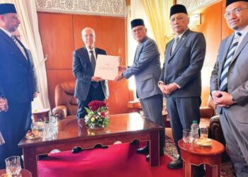 KUNJUNGAN delegasi Kerajaan Negeri Pahang ke atas  Profesor Dr. Ahmad At-Taufiq menjurus kepada perkongsian kepakaran, khusus dalam konteks kajian literasi al-Quran dan ilmu Turath Islam. – FB WAN ROSDY