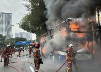 BOMBA memadamkan kebakaran melibatkan bas Rapid KL di Jalan Syed Putra, Kuala Lumpur hari ini.