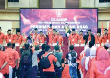 MUHYIDDIN YASSIN (tengah) bersama kepemimpinan Bersatu semasa Perhimpunan Agung Khas parti itu di Pusat Konvensyen Ideal (IDCC), Selayang, Selangor, semalam. - MINGGUAN/FARIZ RUSADIO