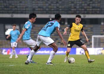 PEMAIN Perak FC, Adilet Kanybekov (kanan) cuba melepasi asakan dua pemain Geylang United FC dalam perlawanan persahabatan di Stadium Perak semalam. - UTUSAN/ZULFACHRI ZULKIFLI