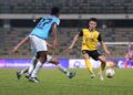 AKSI pemain Perak FC,  Muhammad Nur Azfar Fikri Azhar (kanan) pada perlawanan persahabatan menentang Geylang International FC di Stadium Perak minggu lalu. - UTUSAN/ZULFACHRI ZULKIFLI