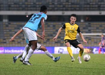 AKSI pemain Perak FC,  Muhammad Nur Azfar Fikri Azhar (kanan) pada perlawanan persahabatan menentang Geylang International FC di Stadium Perak minggu lalu. - UTUSAN/ZULFACHRI ZULKIFLI