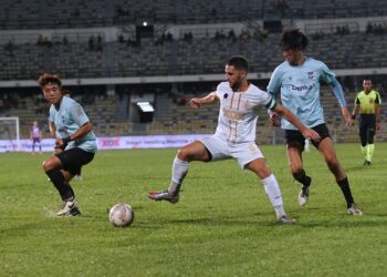 PEMAIN Perak FC, Luciano Guaycochea (tengah) cuba melepasi asakan pemain Albirex Niigata FC dalam perlawanan persahabatan antarabangsa di Stadium Perak, Ipoh semalam. - UTUSAN/ZULFACHRI ZULKIFLI