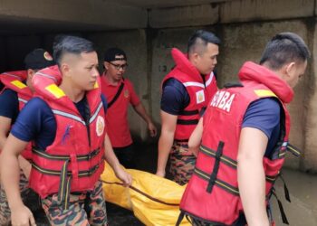 Anggota bomba mengusung mayat remaja OKU yang lemas di kawasan Taman Saujana Impian, Kulai, Johor.